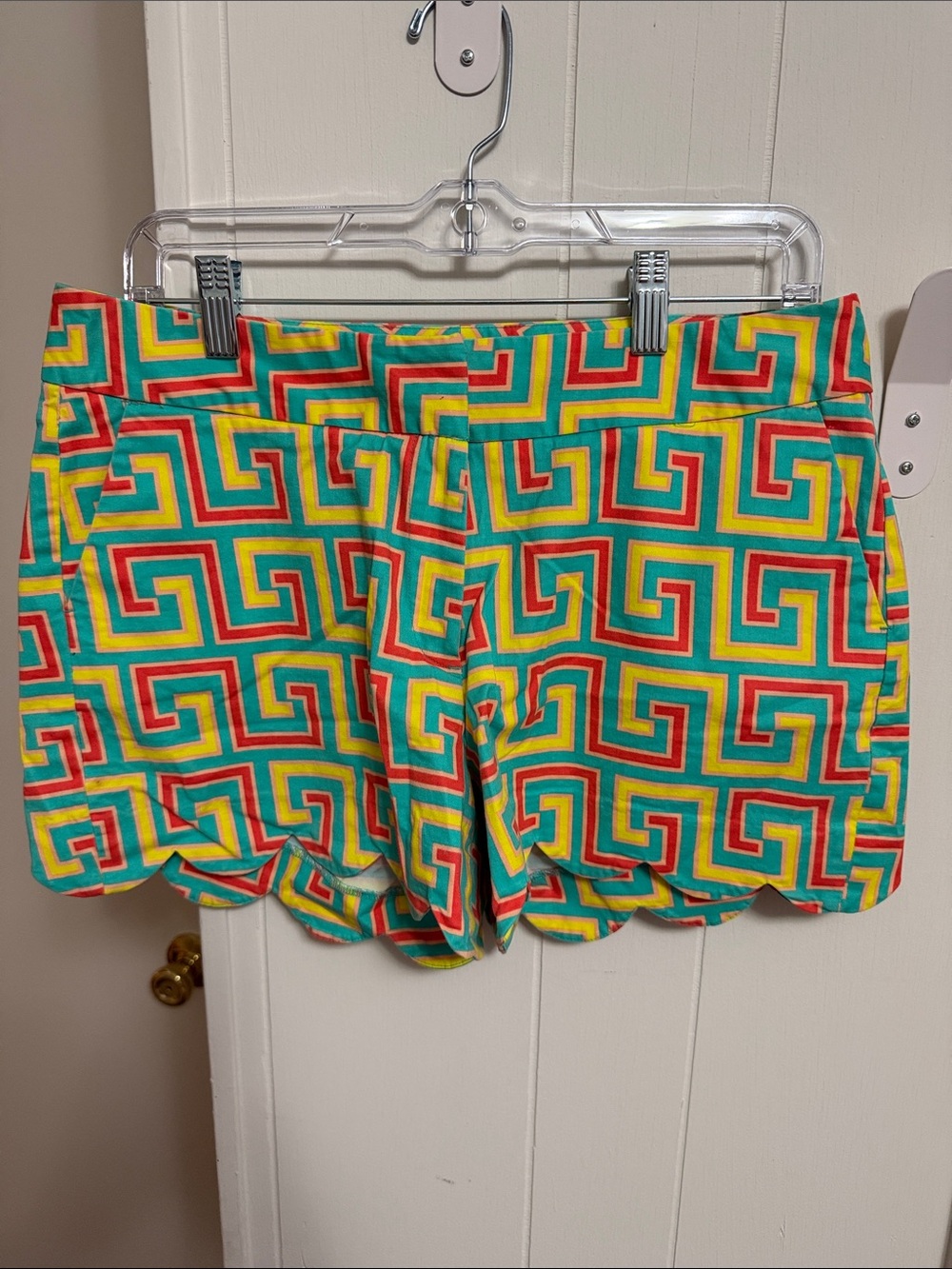 Crown and ivy Bright Geometric Scallop Hem Women's Shorts - Multicolor